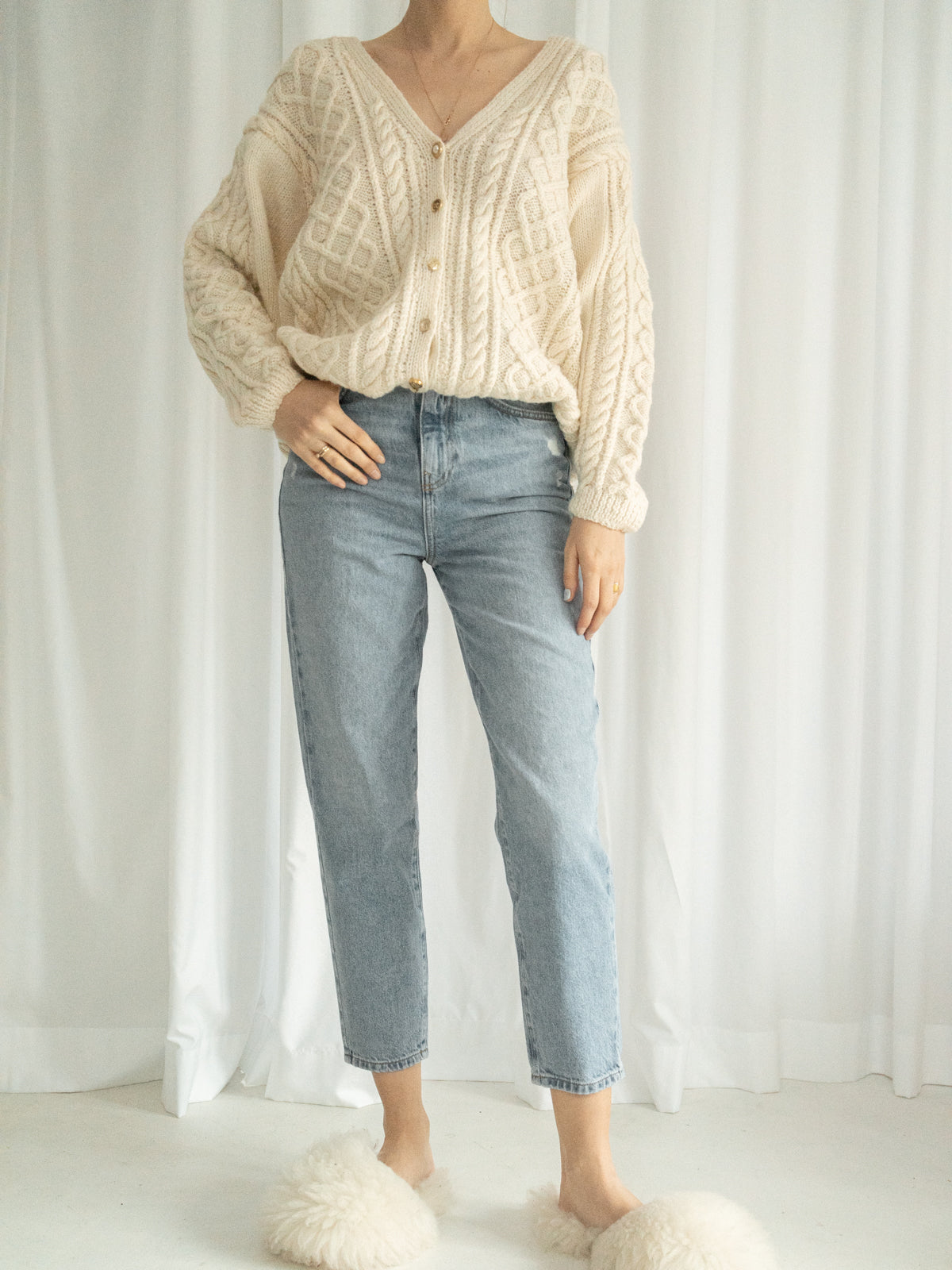 robotyreczne, roboty reczne, sweter z wełny, wełniany sweter, ręcznie robiony sweter, na drutach, made in Poland, dziergany kardigan, sweter z wełny, woolen sweater, klasyczny kardigan, ponadczasowy sweter, kremowy kardigan, kardigan na guziki
